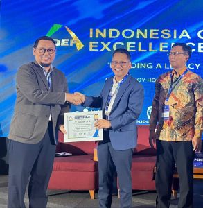 General Manager PLN Unit Induk Distribusi Jakarta Raya, Lasiran menerima penghargaan sebagai panelis pada acara Indonesia Quality Excellence Festival (IQEF) di Hotel Savoy Homan- Bandung, Rabu (23/10).